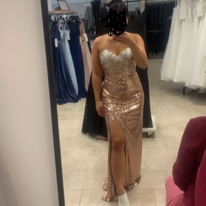 Oanvänd balklänning  - Oanvänd balklänning  Storlek: UK 10 vilket motsvarar storlek EU 38-40 Aldrig använd tyvärr och förtjänar att användas!  Märke: Manon  Verkligen klänningen med det lilla extra! 