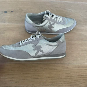 Michael Kors sneakers✨ - Superfina Michael Kors sneakers! Passar perfekt nu under våren och tilll sommaren✨ Är i nyskick. Strl 7,5M som motsvarar strl 38.  