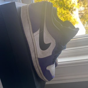 Jordan 1 - Säljer ett par Jordan 1 pga växt ur dom ganska bra sick lite smutsiga men kan tvätta dom vid köp. Pris kan diskuteras 