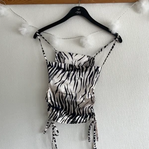 Party-topp med zebramönster 🦓 - Aldrig använd men skitsnygg! Har fria band på sidorna som man knyter, anpassningbar på många sätt så passar de flesta!! Säljer pga. Har en annan zebratopp jag gillar mer 🥰