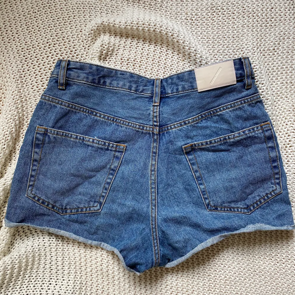 Ett par snygga högmidjade jeansshorts från STAY i storlek M.. Shorts.