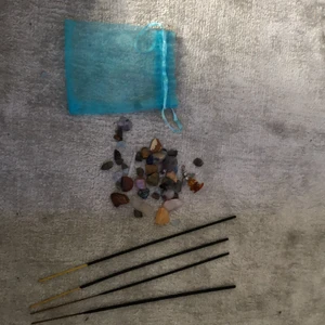 Ett fint kristall kit  - Ett fint kristall kit men massa små olika kristaller. Du får även rökelse till 