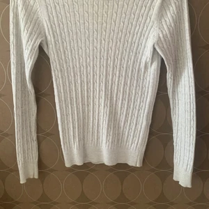 GINAtricot långärmad tröja S i grå. - Detta plagg har använts 1 gång är i nyskick och är tvättad när man får hem den. Den är stretchig och varm. Säljer för att den har blivit liten för mig. Betalningen genomförs via Swish.