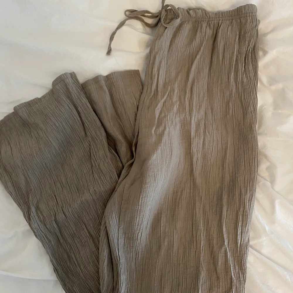 Superfina och sköna byxor, inte linne men samma stuk! Inköpta förra året men bara använda en gång. Färgen är oliv/beige/grå . Jeans & Byxor.