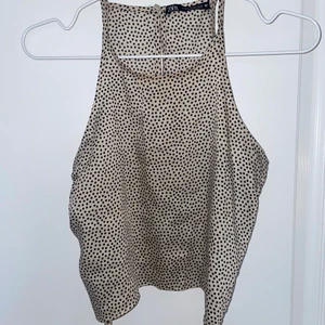 Prickig topp - Super söt prickig topp som tyvärr är för liten för mig! Köparen står för frakt