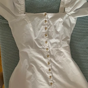 Urban Outfitters Vit Klänning  - Sötaste vit klänning från Urban Outfitters. Perfekt till studenten :) 