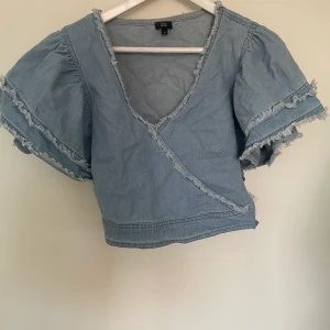 Top - Supersöt top i jeans från river island! Stl 12 (motsvarar M men funkar även på mig som är XS/S) pris 90kr