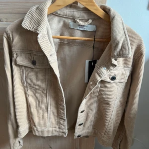 Ribbad jacka - En beige ribbad jacka från jaqueline de young. Aldrig använd då den är för liten för mig. Storlek 38. Tycker den är väldigt snygg. Tänkte mig 250 för den men kan tänka mig att gå ner i pris! Hör gärna av er för frågor eller fler bilder