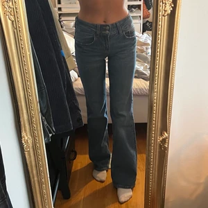 Jeans med låg midja🥰 - Säljer de populära och eftertraktade jeansen från H&M då jag inte använder dom, och tror att någon annan kan glädja sig mer av dom🤠 Använda en enda gång så gott som nya!  Vid större intresse blir det budgivning, köparn står för tillkommande fraktkostnad😇🥰
