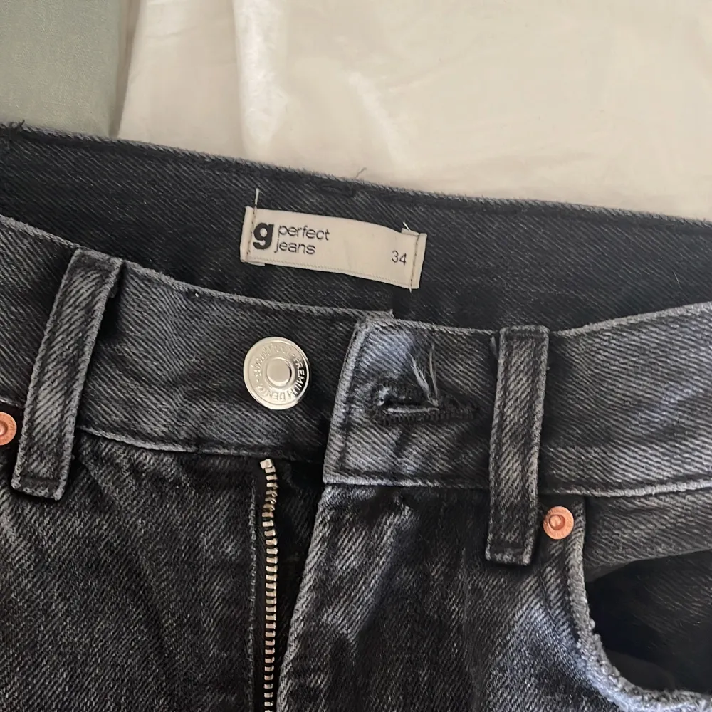 ⚠️JUST NU 20% på alla mina annonser⚠️!! En par oanvända svarta slit jeans från Gina i storlek 34, nypris 599:-. Köparen står för frakten!. Jeans & Byxor.