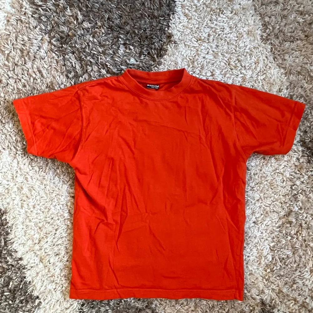 Orange babytee, köpt secondhand annars aldrig använd. T-shirts.