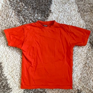 babytee - Orange babytee, köpt secondhand annars aldrig använd