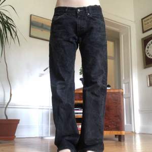 Snygga svarta lågmidjade jeans! Midjemått ca 83 cm, innebenslängd ca 79 cm!