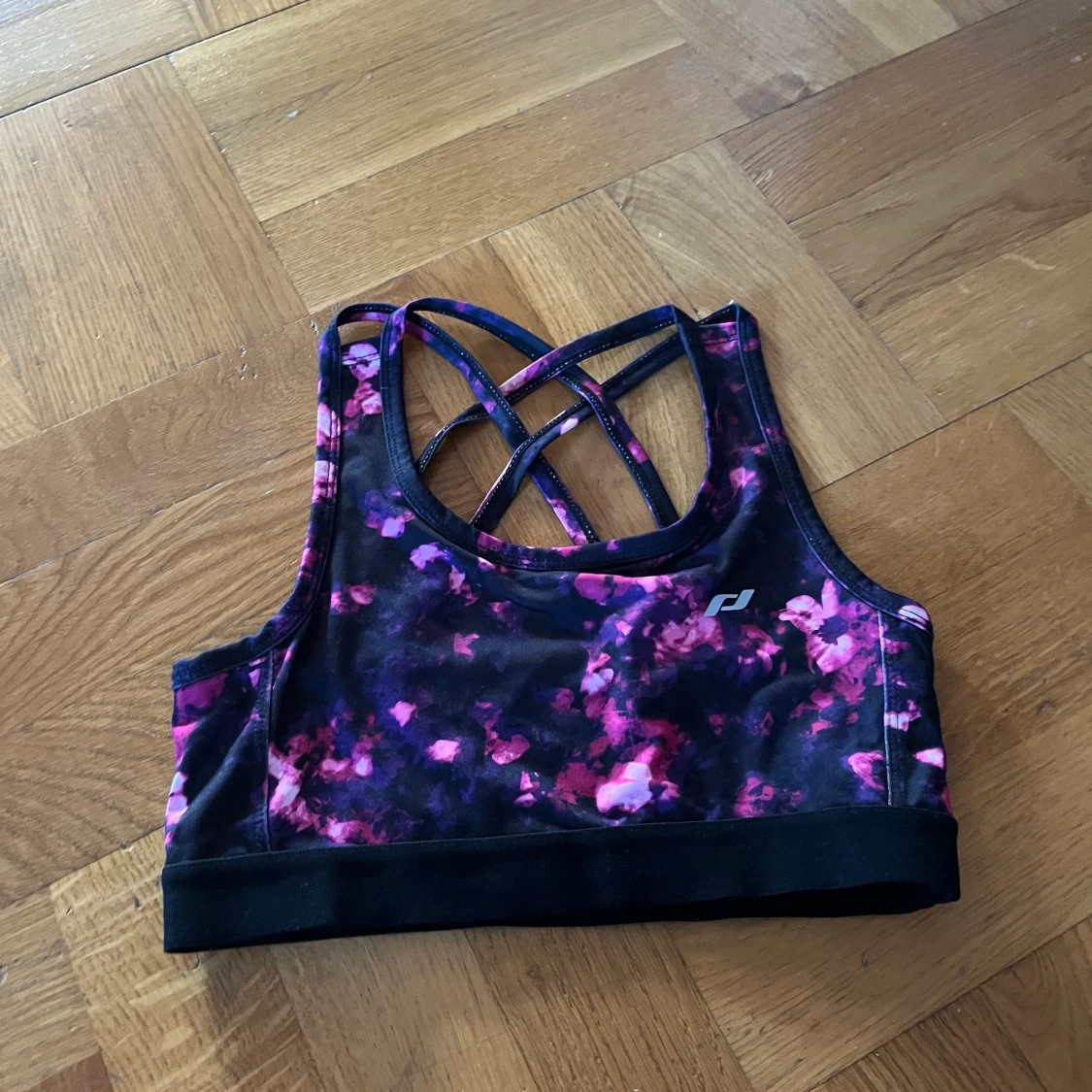 Sporttopp med lila/rosa mönster 