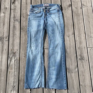 Bootcut jeans  - Ett par lågmidjade bootcut Jeans. ( passar i längden på mig som är 170) midjan är lite trång på mig som är S, så tror de passar bättre på en XS👖