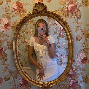 Klänning från Obsession Stockholm - Säljer denna superfina sommarklänning från Obsession Stockholm. SLUTSÅLD på deras hemsida sedan länge. Perfekt till sommaren eller studenten!💕 Endast provad. Nypris: 995 kr.