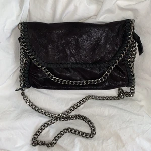 Väska - Superfin väska som går att använda både som kloutch eller Axel/crossbody bag. Den är i ett skimrande fakeskinn, som ni ser på första bilden!!! 💕 Fint skick!!! Kommer ej ihåg vart den är köpt tyvärr💕 frakt tillkommer 💕