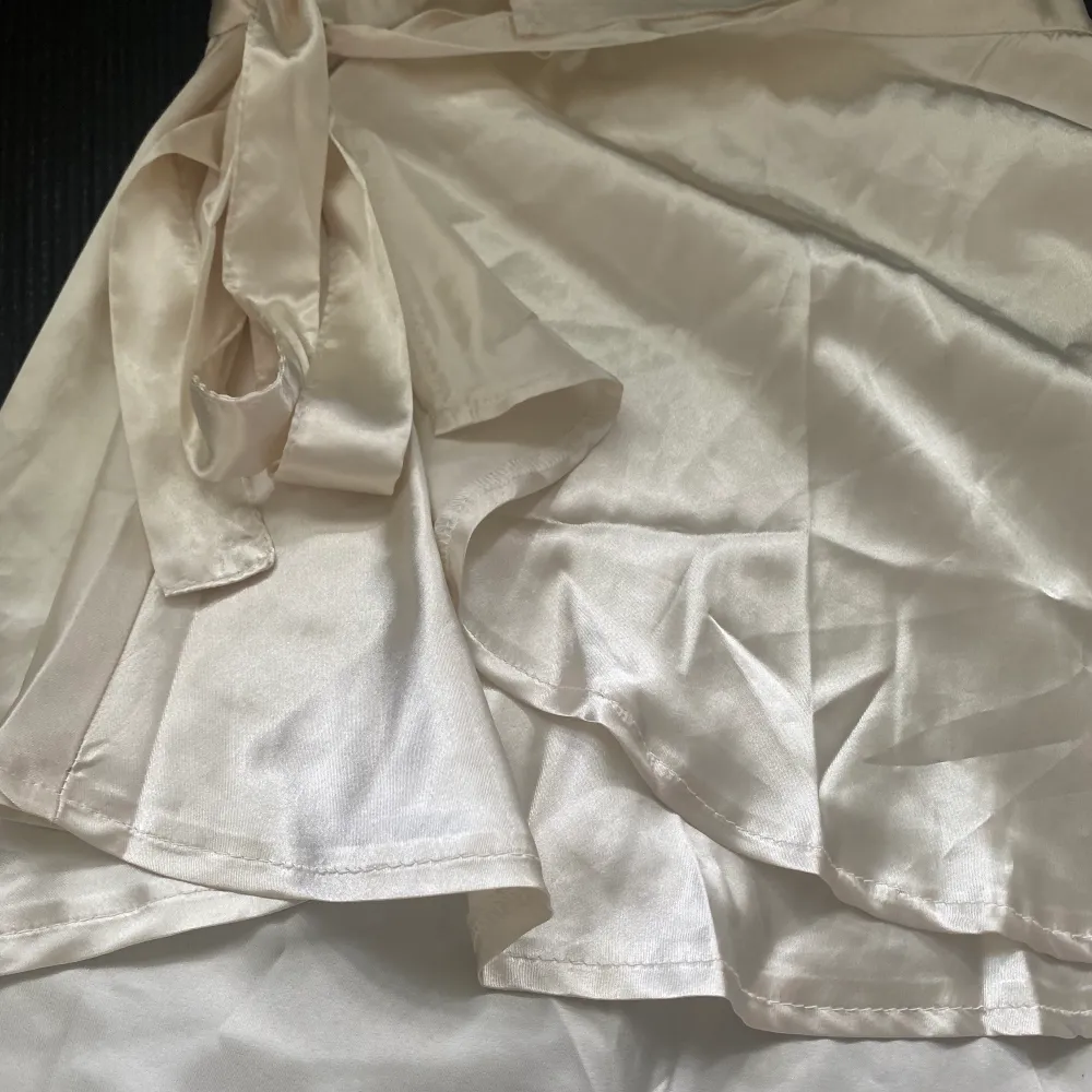 !Första bilden är inte min! Säljer denna snygga kjol i silke som man knyter själv då den är något kort för mig, där med är den aldrig använd utan bara testad😊Strl S💕. Kjolar.