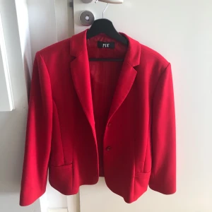 Röd kavaj - Jättesnygg röd vintage kavaj köpt second hand! I ett lite tjockare material så passar perfekt som vår/sommarjacka ❤️ Står ingen stl men sitter som en oversize S/M på kvinnor. Priset kan diskuteras 🥰 