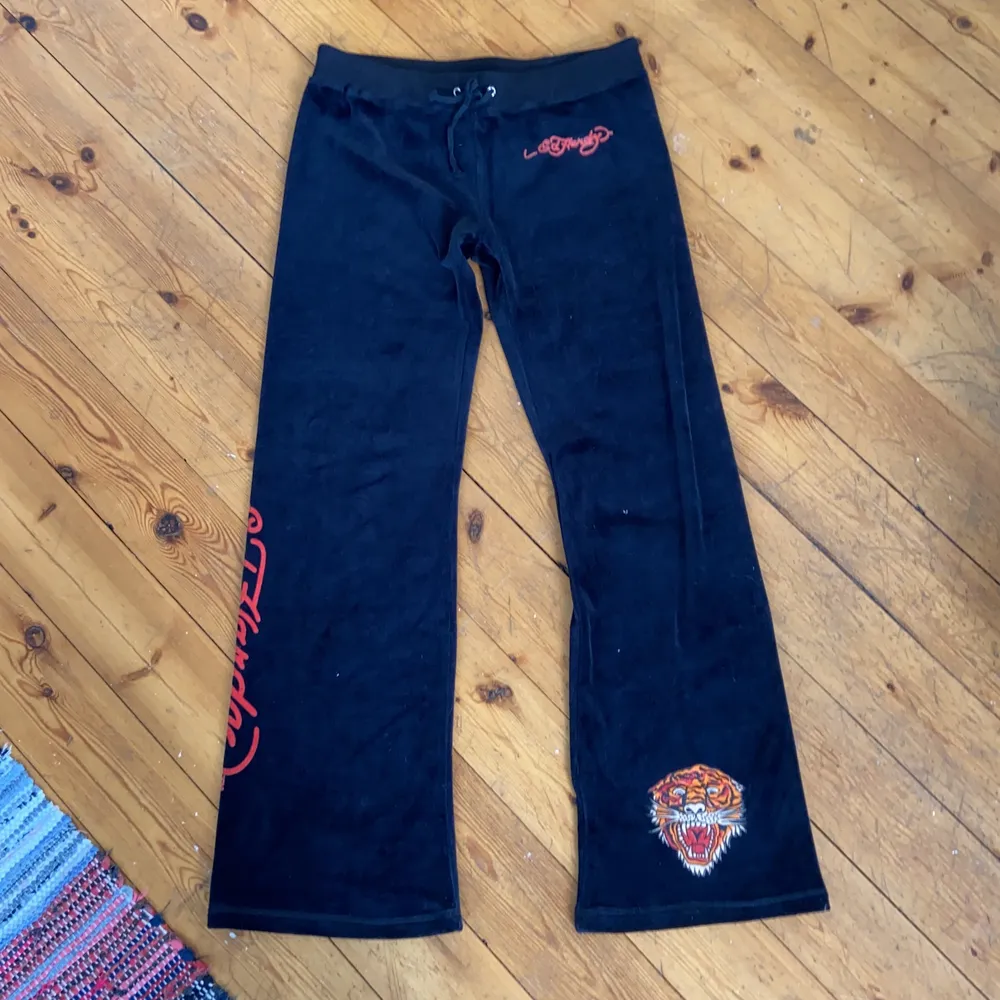 Ed Hardy mjukisbyxor med material liknande till Juicy Couture byxor. Storleken är XL men skulle nog passa M mer. Jeans & Byxor.