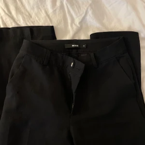 Kostymbyxor  - Kostymbyxor från bikbok, de är använda ett få tal gånger och är i bra skick! De är i storlek 36 och är medel långa (jag är 165 och de är precis till marken) ❤️