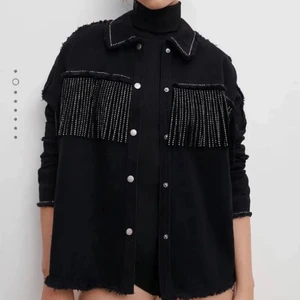 zara jacka - Säljer denna fransjacka eftersom den inte används längre🌸 Jättefint skick, inte använd speciellt mycket🌸 250kr inkl frakt🌸 skriv för egna bilder!