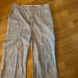 Rutiga byxor  - Rutiga byxor från HM i strl 38 (lite för korta på mig som är 168) bra skick 