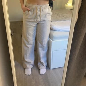 Tjockare linnebyxor från Pull & Bear - Hej! Säljer nu mina lite tjockare linnebyxor från Pull & Bear. Det är endast använda fåtal gånger och är i nyskick. Sitter bra på mig som är både har S och M i byxor. Det är riktiga fickor bak på rumpan och riktiga fickor fram. Det har även riktiga snören fram som går att spänna och knyta hur man vill. Jag är 164 lång och det är lite för långa för mig. Köparen står själv för frakten på 66kr🫶🏽