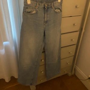 Monki jeans - Ett par blå utsvängda jeans från Monki 