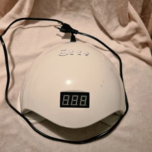 Gelnagelkit - Delarna kan köpas separat eller som ett paket.🌟  UV-lampa med kombinerat UV- och LED-ljus på 48 watt. Pga den automatiska tidskonfiguration är den användarvänlig oavsett tidigare erfarenheter.   Elektrisk nagelslip med en hastighet motsvarande 1 000 upp till 35 000 rpm som slipar och formar naglarna enligt önskemål.  En blandning av gellack, topcoats m.fl. samt en box med toppar om nagelförlängning önskas.   UV-lampan har använts 5 ggr och slipmaskinen är oöppnad.