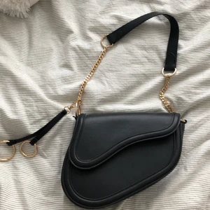 Väska - Supercool väska. Men kommer tyvärr inte till användning längre.🤍