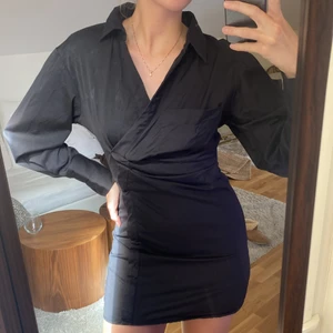 Klänning från Zara🖤 - Skjortklänning från Zara i strl S. Använd en gång🫶🏻