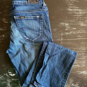 Snygga jeans från Lee i storlek 29 x 31. Mörkare blå i bra skick. 