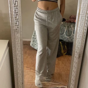 Mjukisbyxor  - Säljer mina low/highwaisted raka mjukisbyxor. Kommer knappast till någon anledning. Dem är väldigt bekväma och i bra skick👍🏽 varma och sköna att ha på sig💞