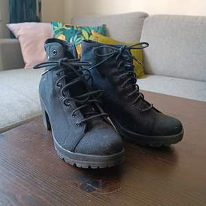 Svarta boots med klack i storlek 39, knappt använda! ✨