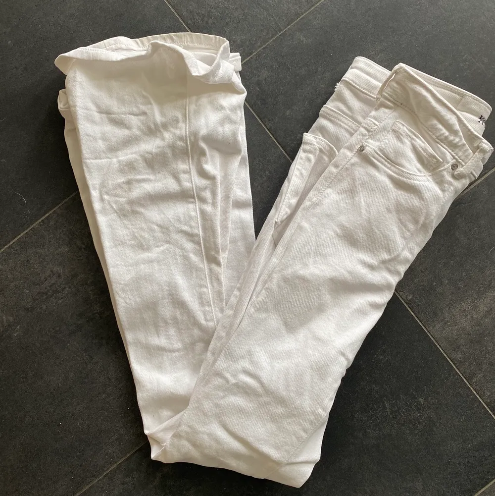 Vita bootcut jeans från märket Never Denim. Såå snygga och sköna men hinner tyvärr inte använda dem längre. Använda men väldigt bra skick. Storlek S🤍 Säljer för 70kr plus frakt. . Jeans & Byxor.