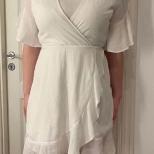 Vit SommarKlänning - Klänning i STORLEK 40/M från AX Paris. Nypris 400 kr. Säljes då den inte kommer till användning. 