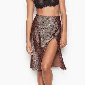 Kjol  - Så fin kjol till sommaren från Victoria secret. Helt ny i skicket. Säljer pga har tröttnat på den tyvärr. Tror nypriset var runt 700kr