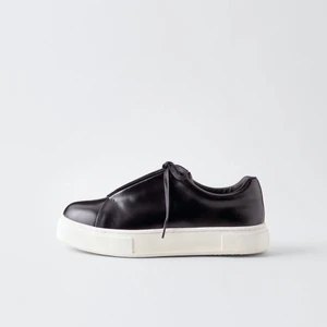 Eytys - INTRESSEKOLL på mina eytys i läder som är köpta i början på november. Tyvärr har dom blivit lite små och det är därför jag funderar på att sälja dem. De är jätte fint skick, knappt creasade. Kommer endast sälja för ett bra pris. Nypris:1900kr 💕