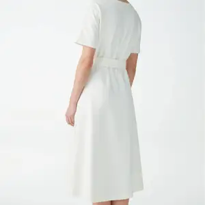 Lång, vit klänning med vitt band