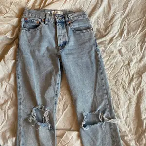 Säljer dessa blåa jeans ifrån Mango i strl 34. Passar någon runt 160 skulle jag säga.  Användes för något år sen men i gott skick. Pris kan diskuteras!