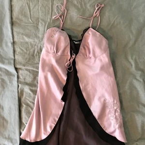 Nattlinne/klänning - Går att använda som linne över jeans eller som eller som klänning💕 den är rosa med fina silverdetaljer! Köpare står för frakt! Den är storlek M men jag kan ha den som har storlek S