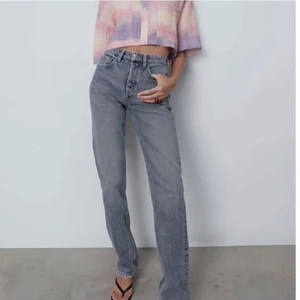 Zara jeans  - Säljer dessa jeans från zara i storlek 36 som är slutsålda! 
