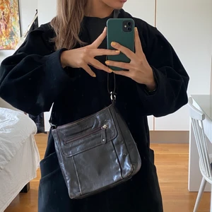 Läderväska  - Säljer denna väska fårn the monte! Super fint skick!❤️ Kan skicka men köparen står för frakten. Hösta bud: 90