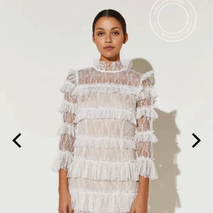 By Malina carmine mini klänning - Säljer denna sjukt vackra bymalina klänning, hade den på studenten men har aldrig blivit använd sen dess, nypris 2499 på deras hemsida