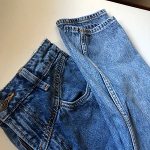BLÅA JEANS 👖  - hej!!! Säljer mina blåa jeans som är för stora för mig men är i bra skickat och bara använts få gånger💞. Kolla gärna in i min inlägg läger många plag ut nu😊!! 