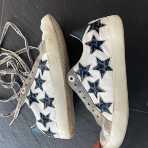 Zadig skor - Ett par zadig&voltaire skor som är rätt använda men går enkelt att rengöra ordentligt. Köpts för ca 4000 säljer för 1000 minst🌟😊 vid intresse finns egna bilder såklart.