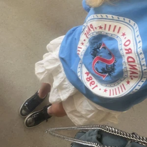 Sandro t shirt - Intressekoll på denna sjukt snygga t shirten från Sandro. Älskar den så säljer endast för bra pris.