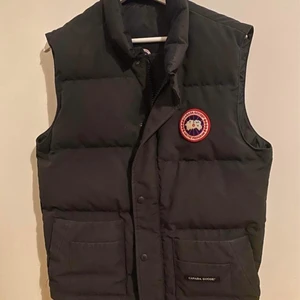 canada goose väst  - inga skador alls nästan som ny!