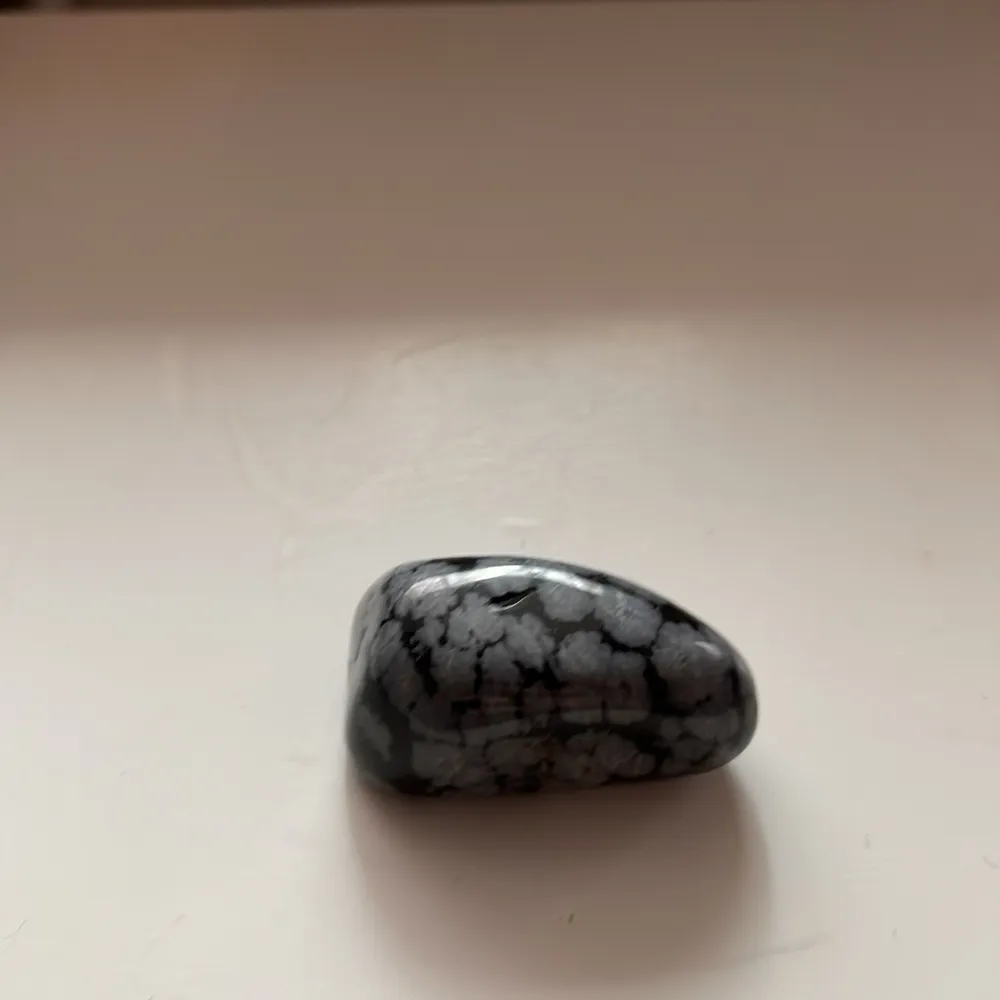 En jättefin snowflake obsidian💗💗 kostar 20kr plus frakt och om ngn är intresserad så kan vi prata om frakten✨💗💗. Muu.